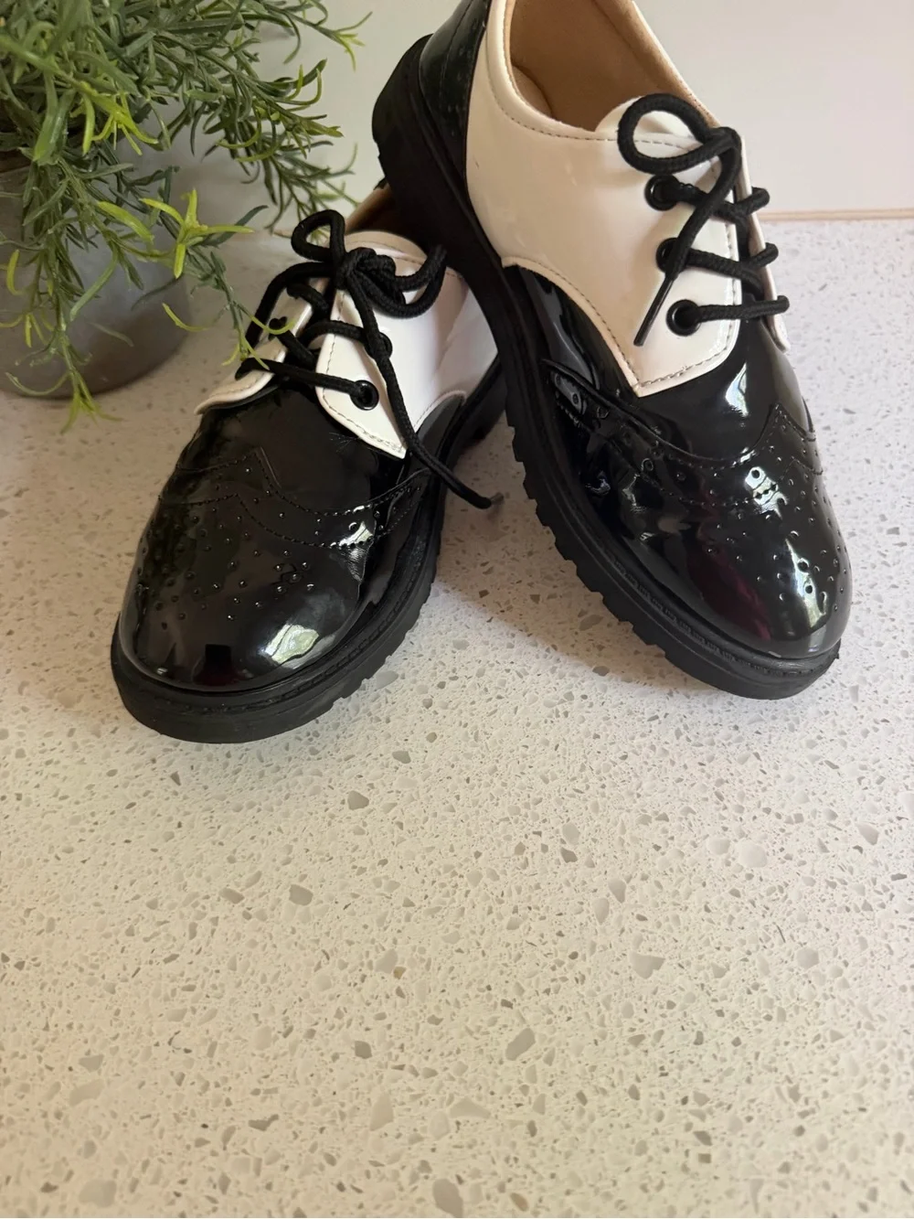Two-Tone Women's Patent Oxford Flats - Black & White